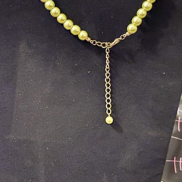 Green Pearl Necklace with Ribbon - Picture 3 of 3